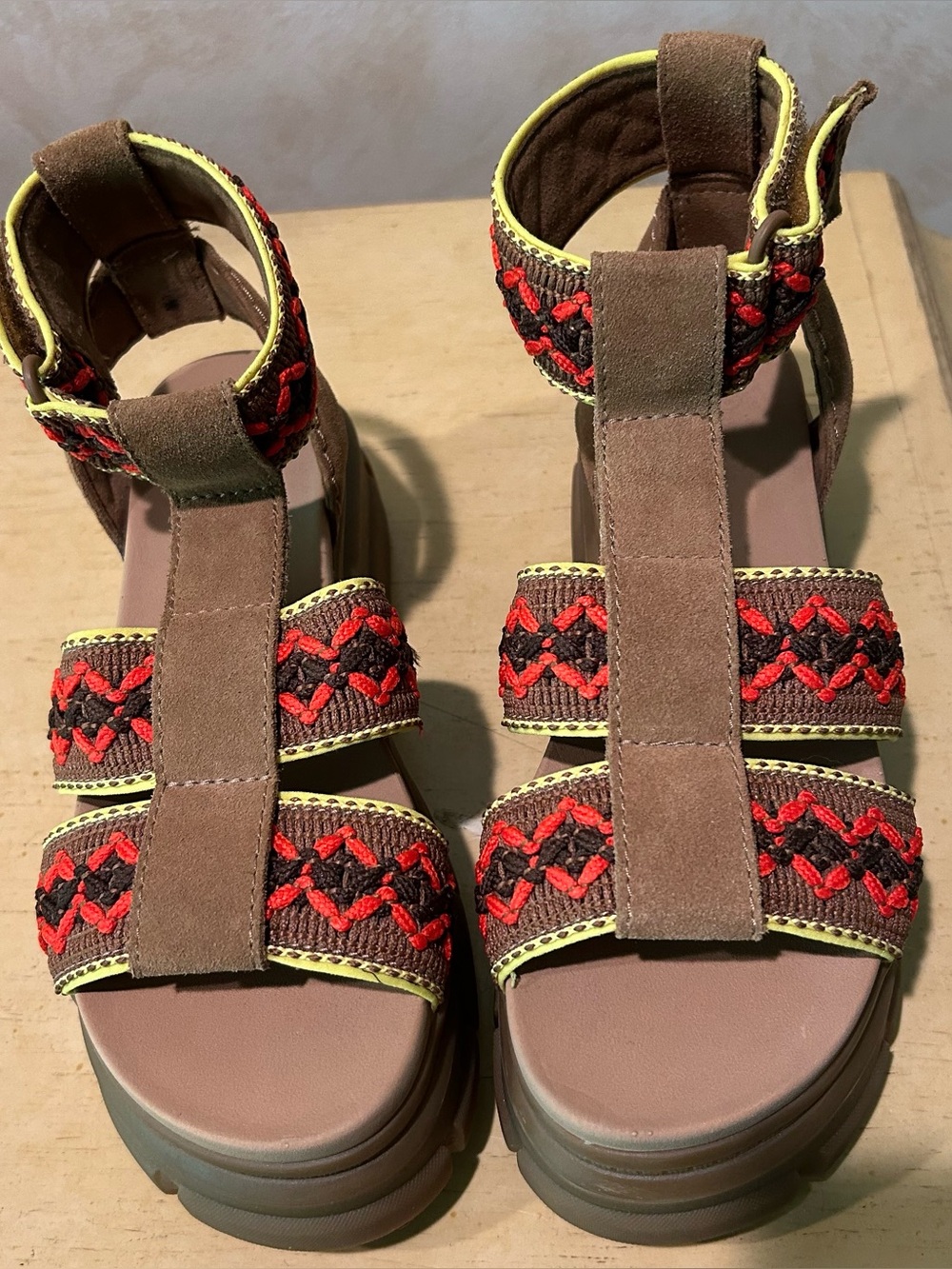 Uggs women’s Ashton heritage braid sandals in size 7.5